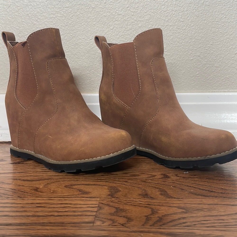 Universal Thread wedge boots